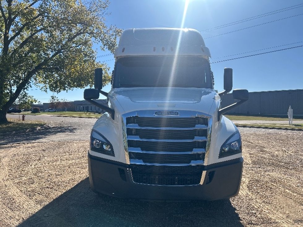 Sleeper Tractor-Heavy Duty Tractors-Freightliner-2019-T12664ST-Brooklyn Park-MN-679,180\n\t\tmiles-$ 39,750 - Image 2