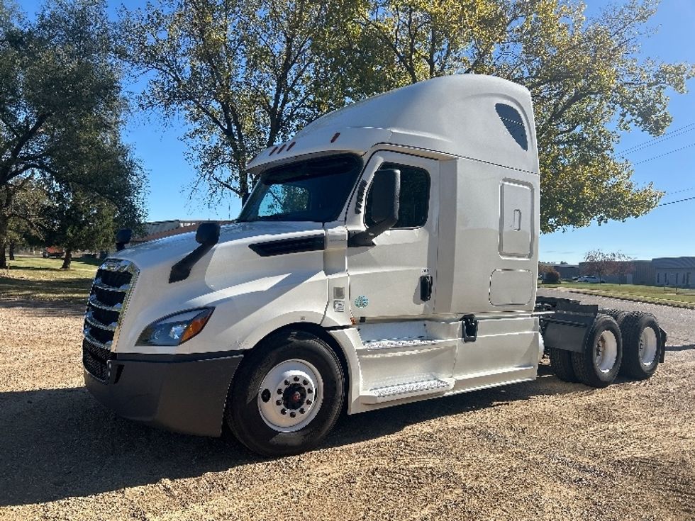 Sleeper Tractor-Heavy Duty Tractors-Freightliner-2019-T12664ST-Brooklyn Park-MN-679,180\n\t\tmiles-$ 39,750 - Image 3