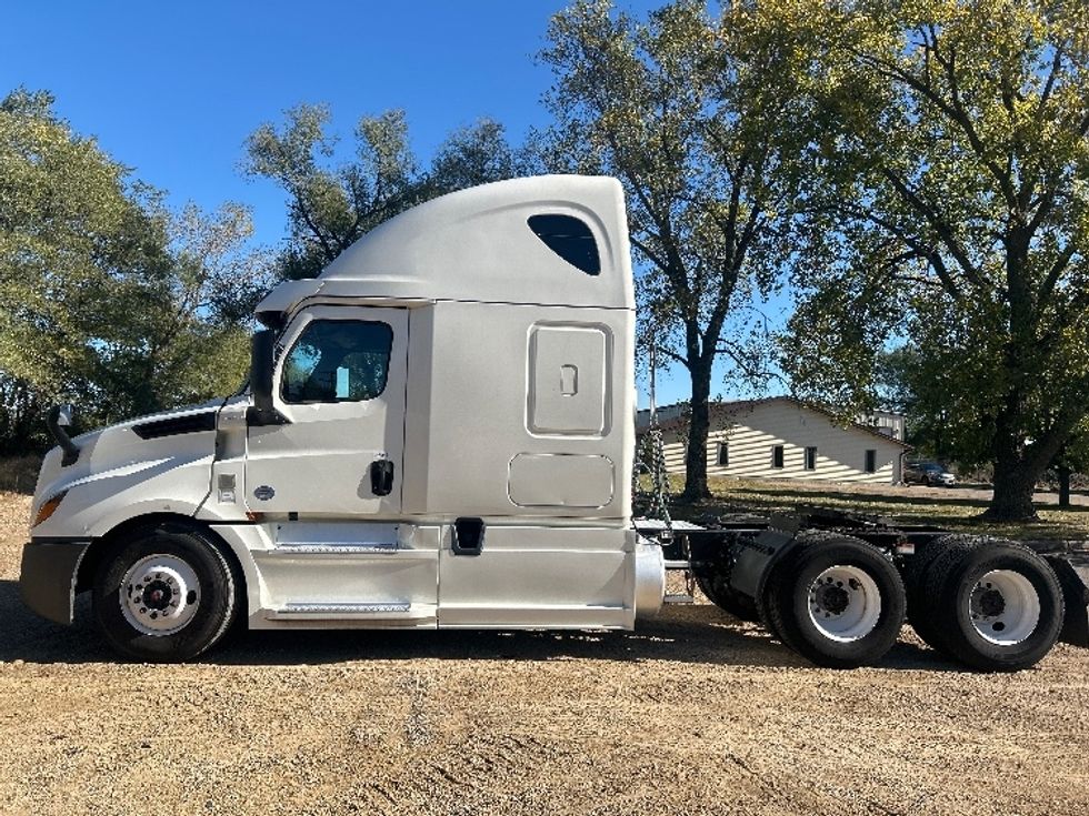 Sleeper Tractor-Heavy Duty Tractors-Freightliner-2019-T12664ST-Brooklyn Park-MN-679,180\n\t\tmiles-$ 39,750 - Image 4
