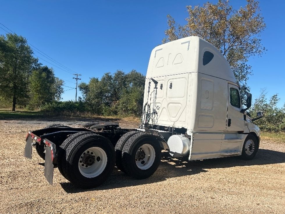 Sleeper Tractor-Heavy Duty Tractors-Freightliner-2019-T12664ST-Brooklyn Park-MN-679,180\n\t\tmiles-$ 39,750 - Image 7