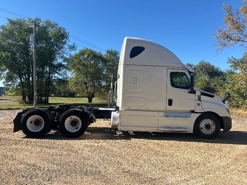Sleeper Tractor-Heavy Duty Tractors-Freightliner-2019-T12664ST-Brooklyn Park-MN-679,180\n\t\tmiles-$ 39,750 - Image 8