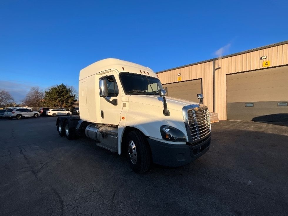 Sleeper Tractor-Heavy Duty Tractors-Freightliner-2019-T12664ST-Burlington-ON-453,707\n\t\tkm-$ 77,750 - Image 1
