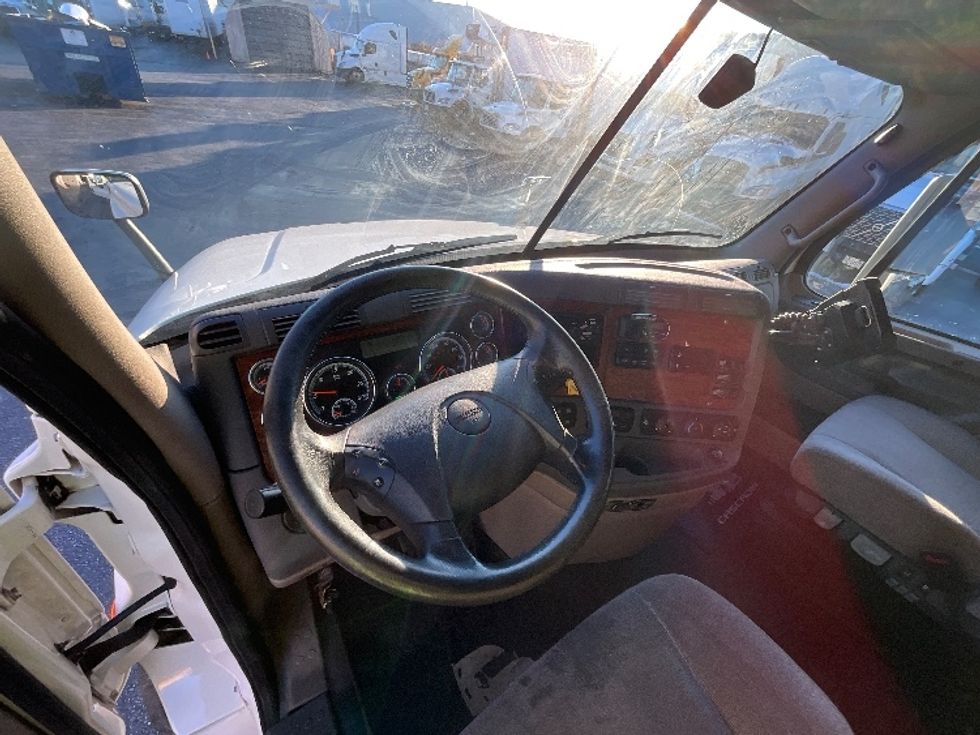 Sleeper Tractor-Heavy Duty Tractors-Freightliner-2019-T12664ST-Burlington-ON-453,707\n\t\tkm-$ 77,750 - Image 10