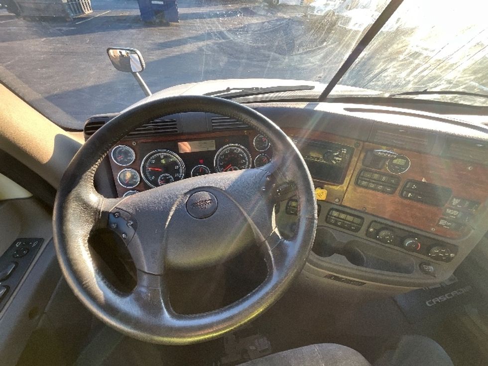 Sleeper Tractor-Heavy Duty Tractors-Freightliner-2019-T12664ST-Burlington-ON-453,707\n\t\tkm-$ 77,750 - Image 11