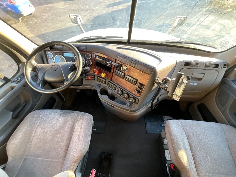 Sleeper Tractor-Heavy Duty Tractors-Freightliner-2019-T12664ST-Burlington-ON-453,707\n\t\tkm-$ 77,750 - Image 12