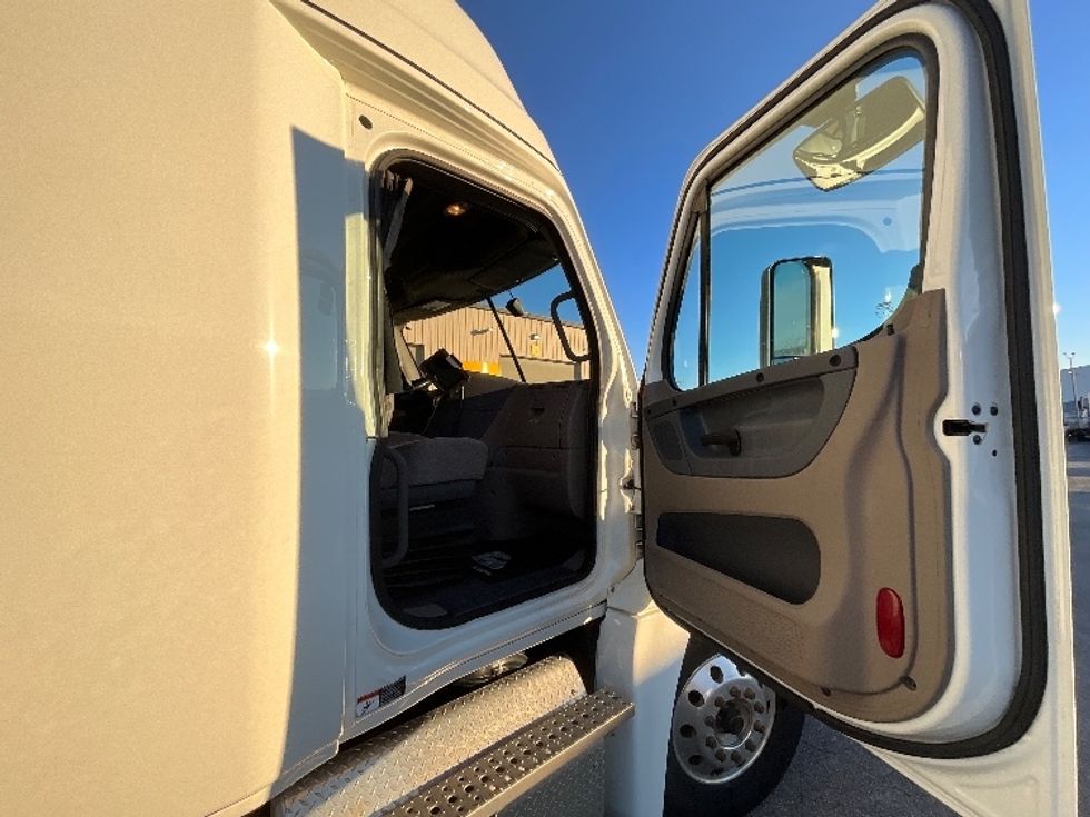 Sleeper Tractor-Heavy Duty Tractors-Freightliner-2019-T12664ST-Burlington-ON-453,707\n\t\tkm-$ 77,750 - Image 13