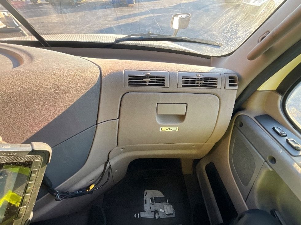 Sleeper Tractor-Heavy Duty Tractors-Freightliner-2019-T12664ST-Burlington-ON-453,707\n\t\tkm-$ 77,750 - Image 14