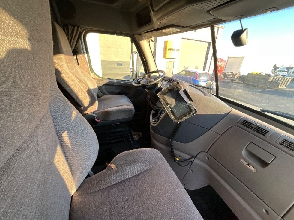Sleeper Tractor-Heavy Duty Tractors-Freightliner-2019-T12664ST-Burlington-ON-453,707\n\t\tkm-$ 77,750 - Image 15