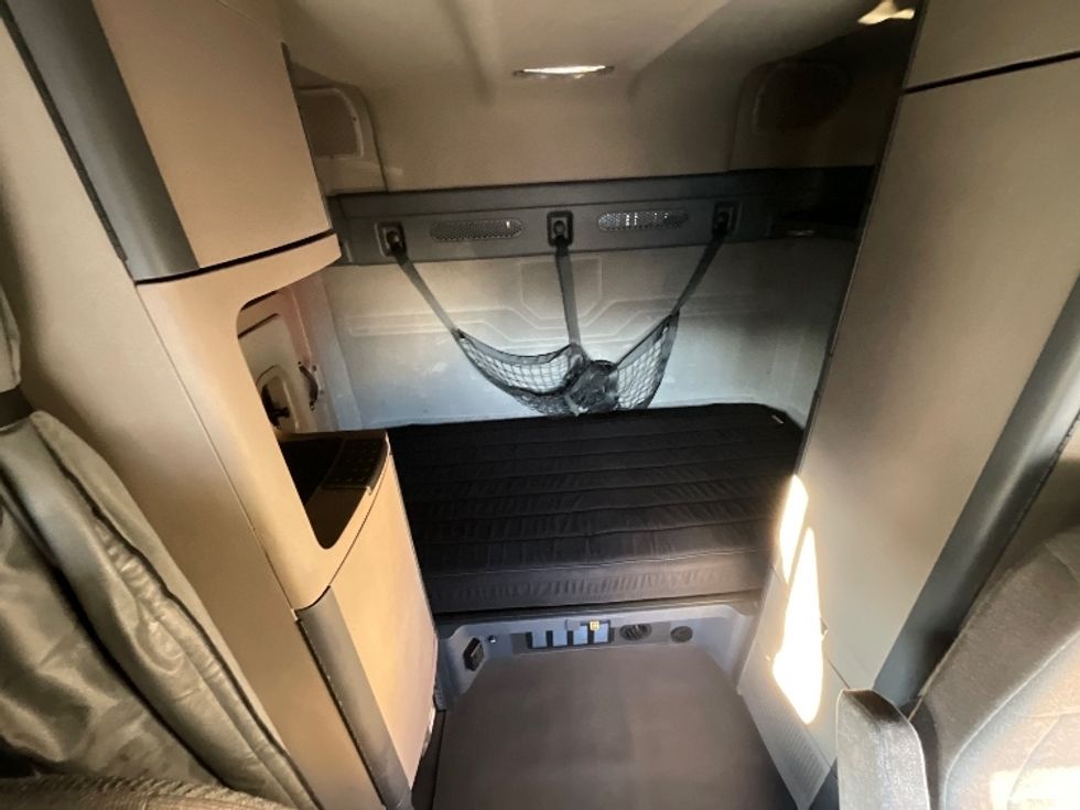 Sleeper Tractor-Heavy Duty Tractors-Freightliner-2019-T12664ST-Burlington-ON-453,707\n\t\tkm-$ 77,750 - Image 16