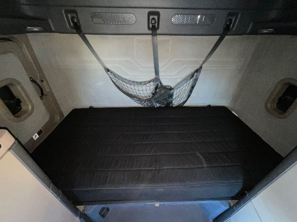 Sleeper Tractor-Heavy Duty Tractors-Freightliner-2019-T12664ST-Burlington-ON-453,707\n\t\tkm-$ 77,750 - Image 17