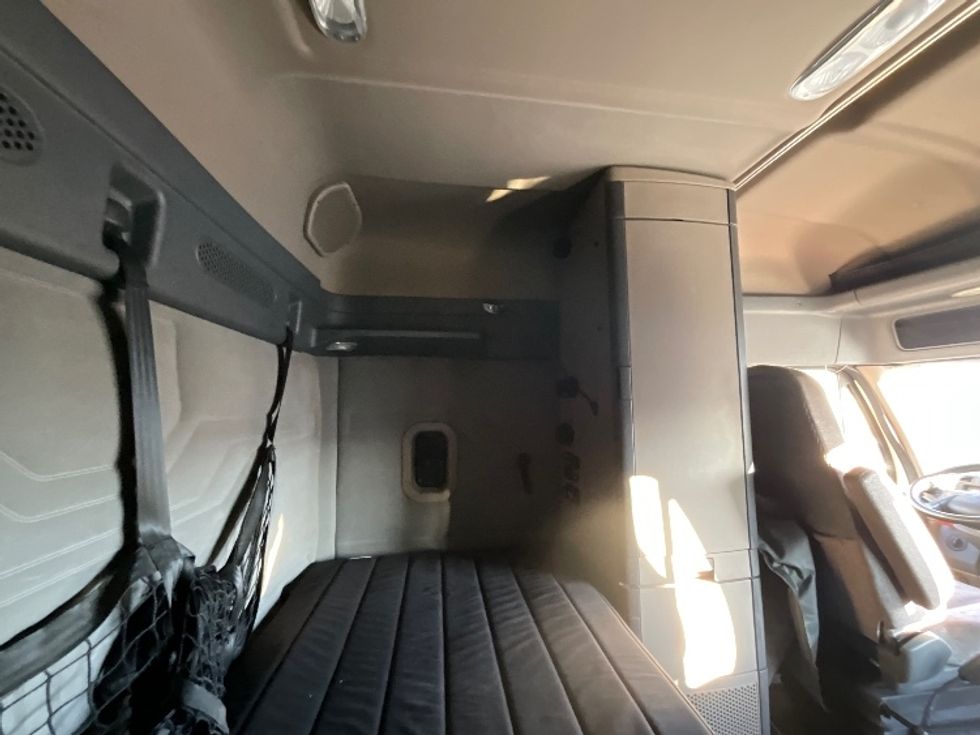 Sleeper Tractor-Heavy Duty Tractors-Freightliner-2019-T12664ST-Burlington-ON-453,707\n\t\tkm-$ 77,750 - Image 18