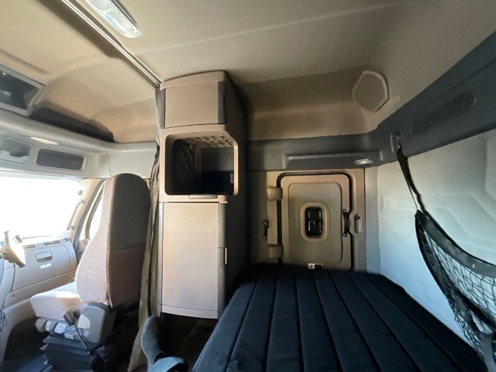 Sleeper Tractor-Heavy Duty Tractors-Freightliner-2019-T12664ST-Burlington-ON-453,707\n\t\tkm-$ 77,750 - Image 19