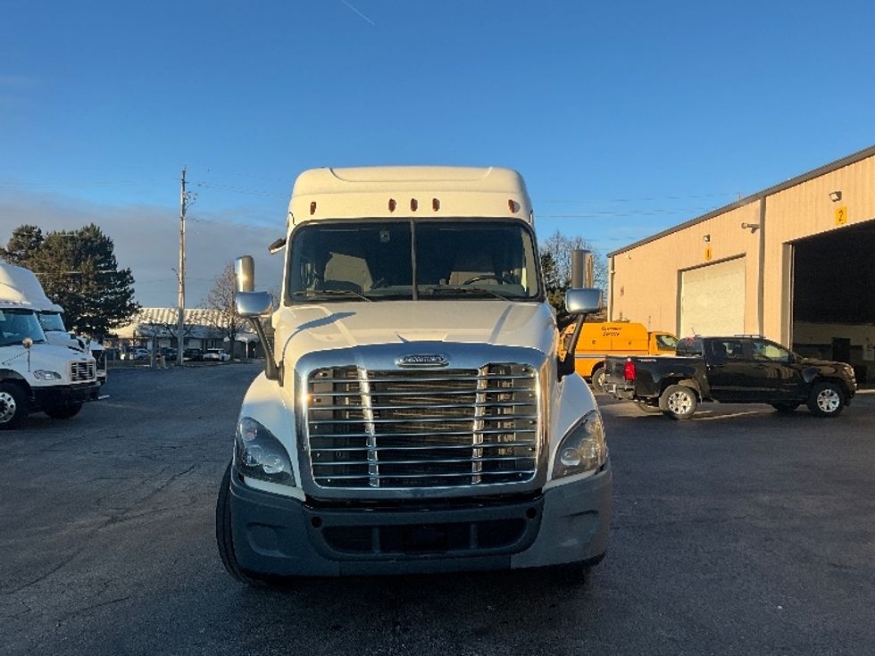 Sleeper Tractor-Heavy Duty Tractors-Freightliner-2019-T12664ST-Burlington-ON-453,707\n\t\tkm-$ 77,750 - Image 2