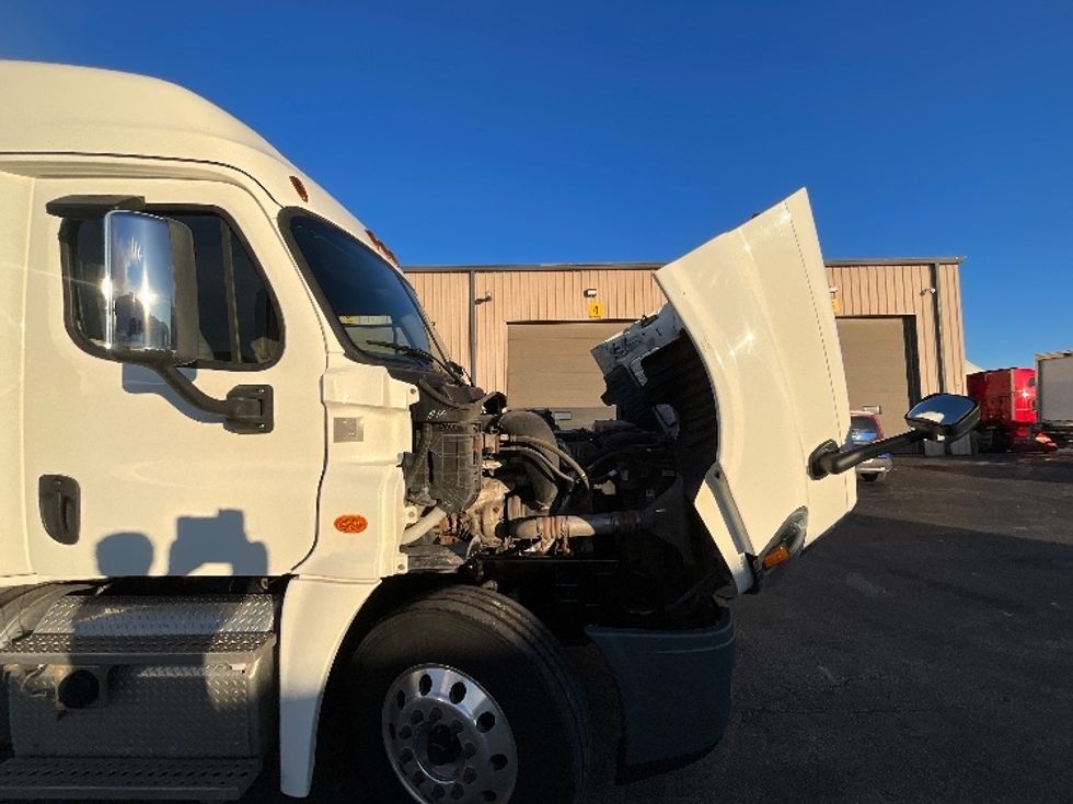 Sleeper Tractor-Heavy Duty Tractors-Freightliner-2019-T12664ST-Burlington-ON-453,707\n\t\tkm-$ 77,750 - Image 20