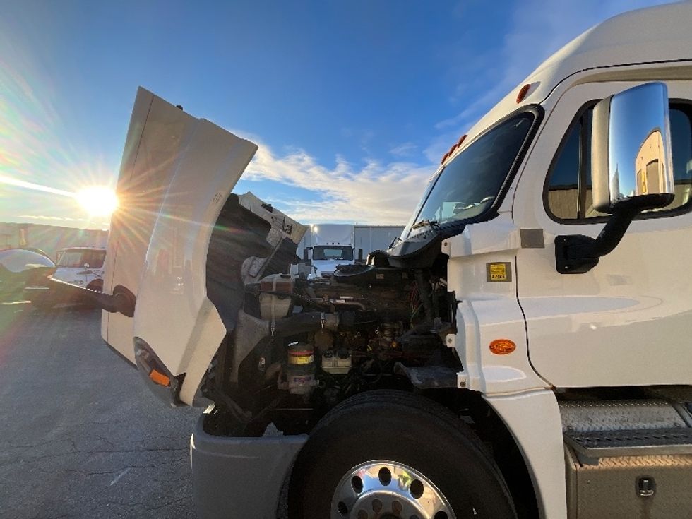 Sleeper Tractor-Heavy Duty Tractors-Freightliner-2019-T12664ST-Burlington-ON-453,707\n\t\tkm-$ 77,750 - Image 21
