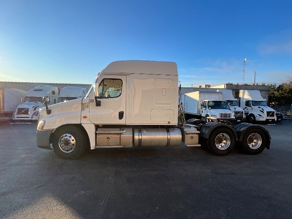 Sleeper Tractor-Heavy Duty Tractors-Freightliner-2019-T12664ST-Burlington-ON-453,707\n\t\tkm-$ 77,750 - Image 4
