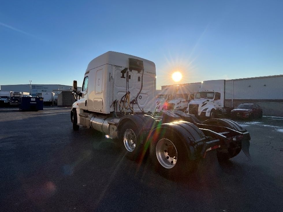 Sleeper Tractor-Heavy Duty Tractors-Freightliner-2019-T12664ST-Burlington-ON-453,707\n\t\tkm-$ 77,750 - Image 5
