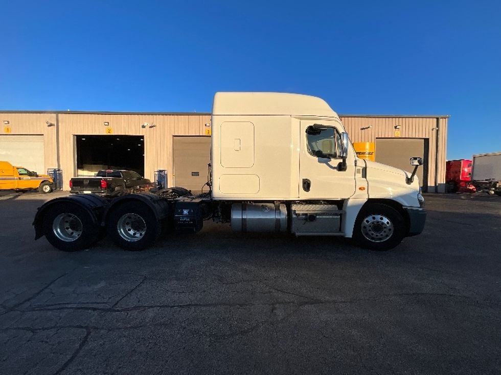 Sleeper Tractor-Heavy Duty Tractors-Freightliner-2019-T12664ST-Burlington-ON-453,707\n\t\tkm-$ 77,750 - Image 8