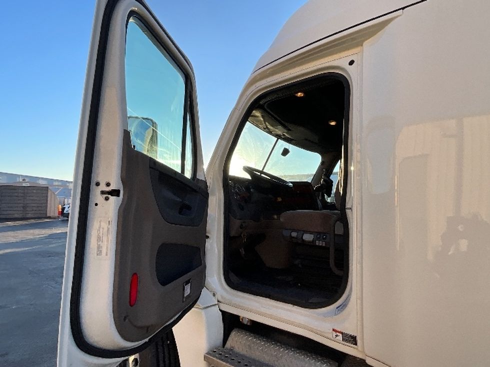 Sleeper Tractor-Heavy Duty Tractors-Freightliner-2019-T12664ST-Burlington-ON-453,707\n\t\tkm-$ 77,750 - Image 9