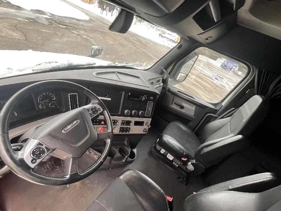Sleeper Tractor-Heavy Duty Tractors-Freightliner-2019-T12664ST-Cambridge-ON-1,002,083\n\t\tkm-$ 60,250 - Image 10