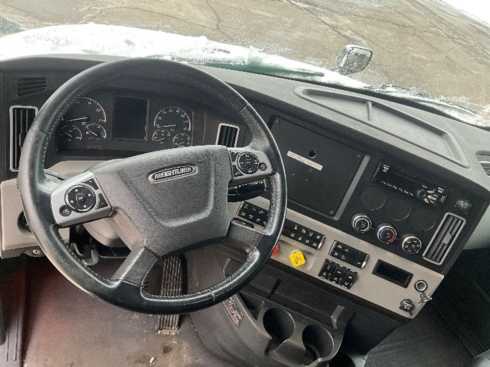 Sleeper Tractor-Heavy Duty Tractors-Freightliner-2019-T12664ST-Cambridge-ON-1,002,083\n\t\tkm-$ 60,250 - Image 11