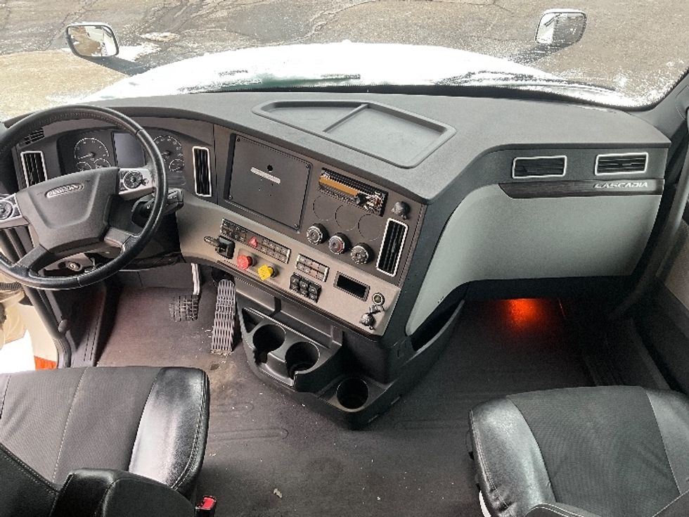 Sleeper Tractor-Heavy Duty Tractors-Freightliner-2019-T12664ST-Cambridge-ON-1,002,083\n\t\tkm-$ 60,250 - Image 12