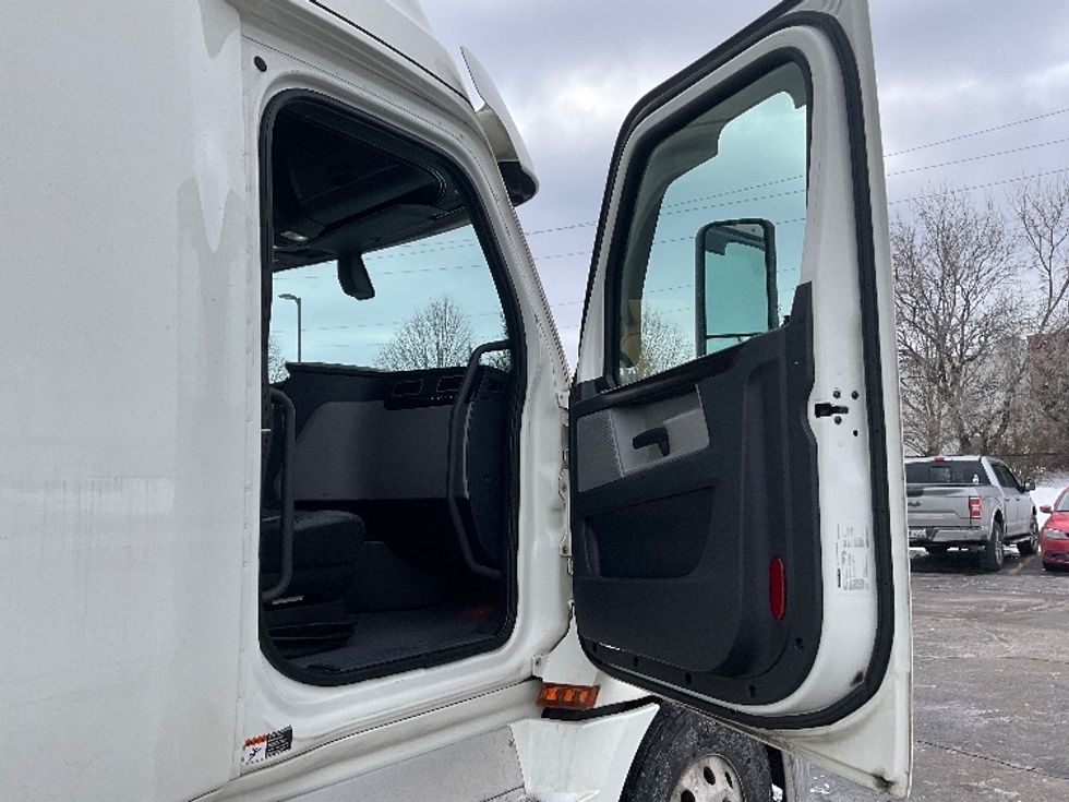 Sleeper Tractor-Heavy Duty Tractors-Freightliner-2019-T12664ST-Cambridge-ON-1,002,083\n\t\tkm-$ 60,250 - Image 13