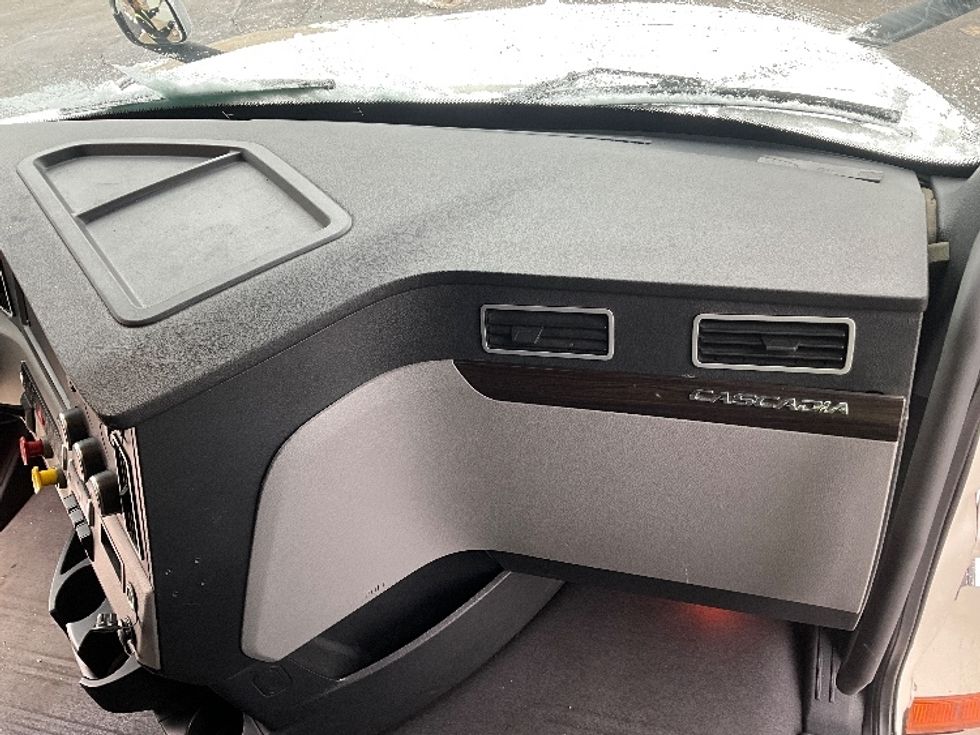 Sleeper Tractor-Heavy Duty Tractors-Freightliner-2019-T12664ST-Cambridge-ON-1,002,083\n\t\tkm-$ 60,250 - Image 14