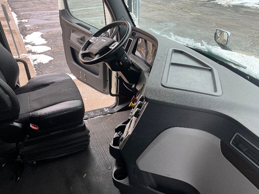 Sleeper Tractor-Heavy Duty Tractors-Freightliner-2019-T12664ST-Cambridge-ON-1,002,083\n\t\tkm-$ 60,250 - Image 15