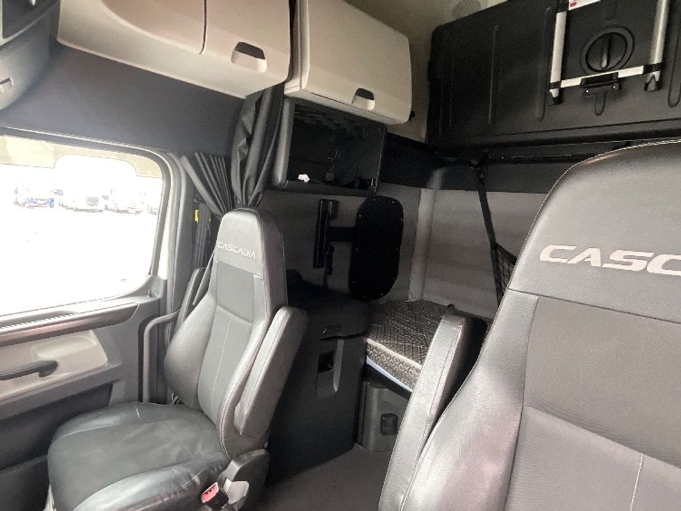 Sleeper Tractor-Heavy Duty Tractors-Freightliner-2019-T12664ST-Cambridge-ON-1,002,083\n\t\tkm-$ 60,250 - Image 19