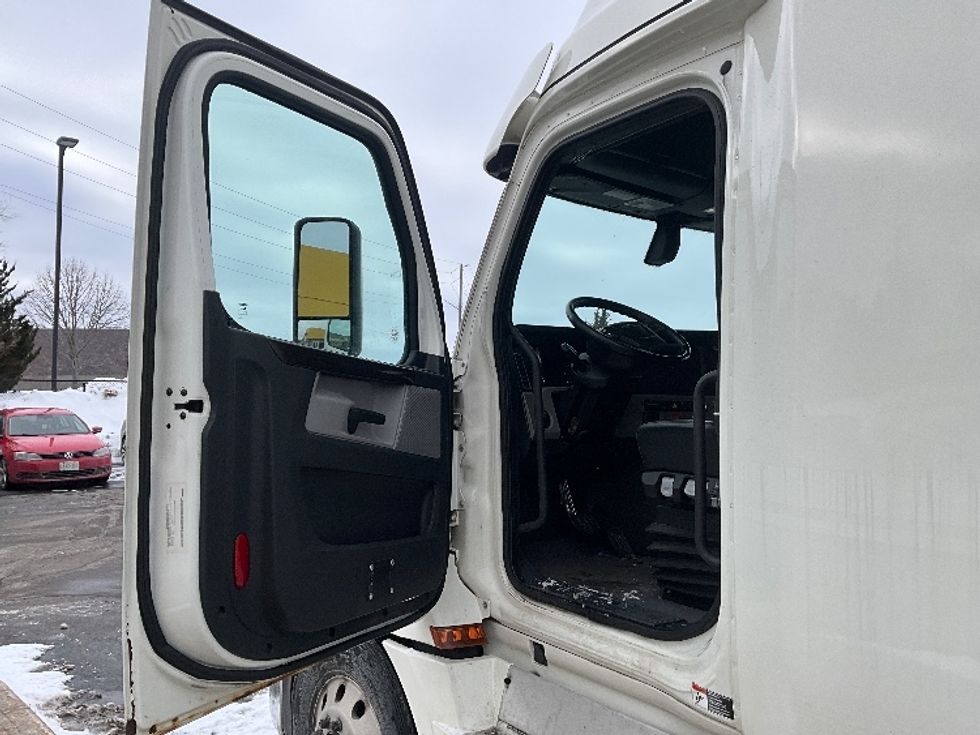 Sleeper Tractor-Heavy Duty Tractors-Freightliner-2019-T12664ST-Cambridge-ON-1,002,083\n\t\tkm-$ 60,250 - Image 9