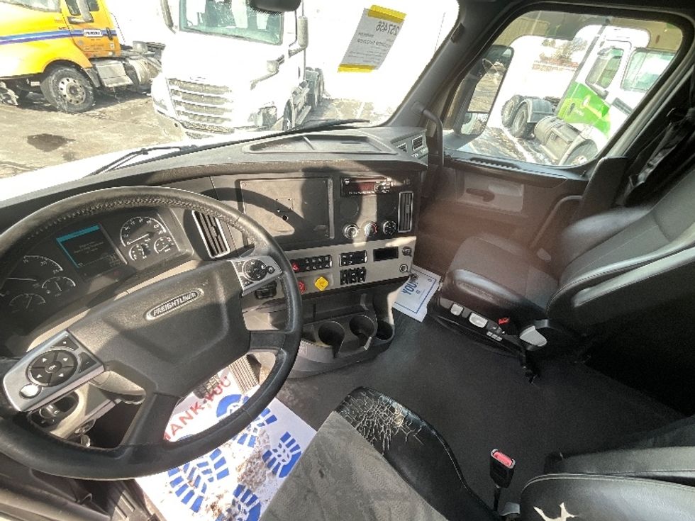 Sleeper Tractor-Heavy Duty Tractors-Freightliner-2019-T12664ST-Cambridge-ON-1,027,501\n\t\tkm-$ 59,000 - Image 10