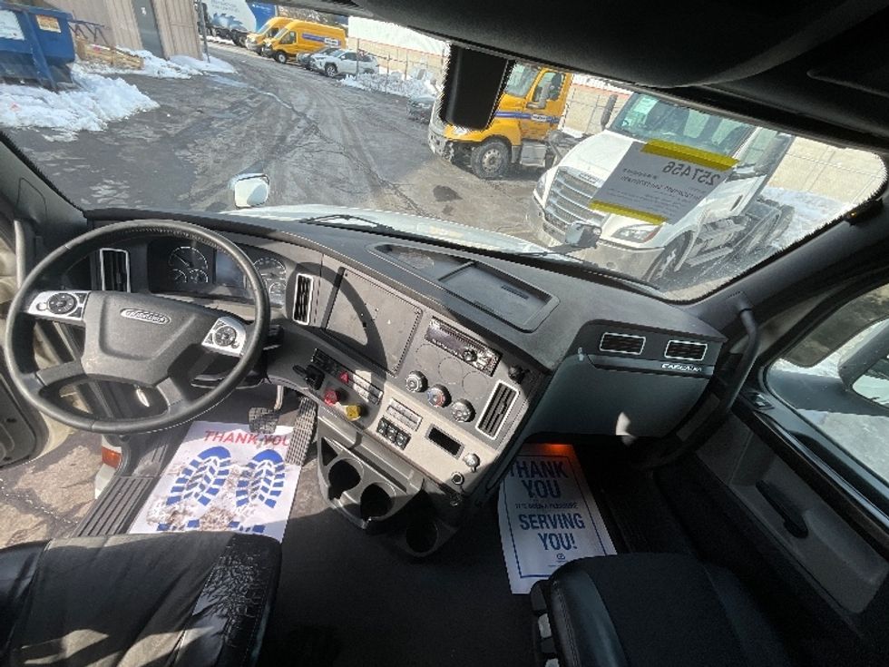 Sleeper Tractor-Heavy Duty Tractors-Freightliner-2019-T12664ST-Cambridge-ON-1,027,501\n\t\tkm-$ 59,000 - Image 12