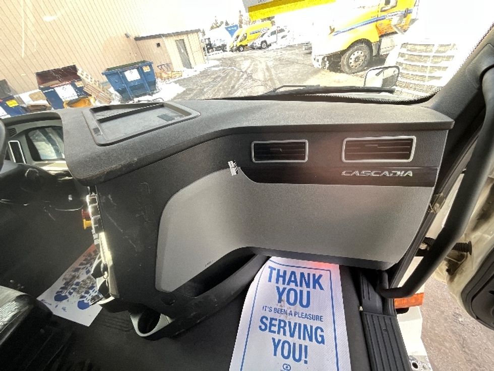 Sleeper Tractor-Heavy Duty Tractors-Freightliner-2019-T12664ST-Cambridge-ON-1,027,501\n\t\tkm-$ 59,000 - Image 14