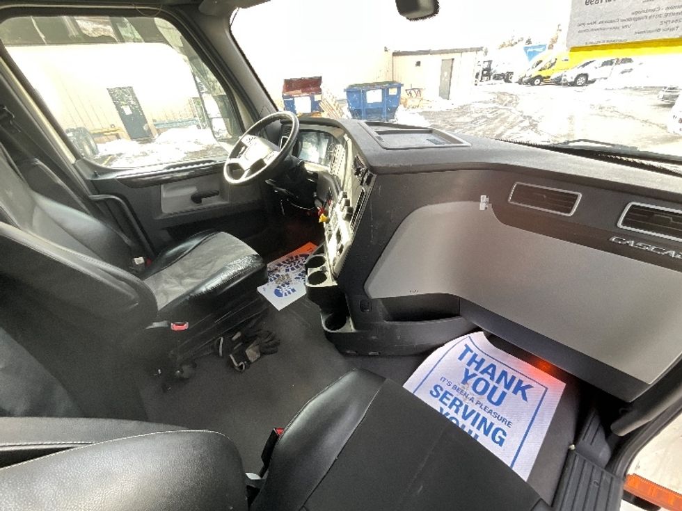 Sleeper Tractor-Heavy Duty Tractors-Freightliner-2019-T12664ST-Cambridge-ON-1,027,501\n\t\tkm-$ 59,000 - Image 15