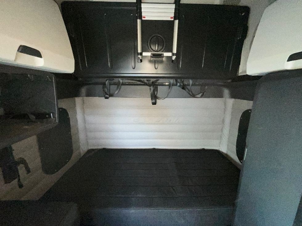 Sleeper Tractor-Heavy Duty Tractors-Freightliner-2019-T12664ST-Cambridge-ON-1,027,501\n\t\tkm-$ 59,000 - Image 16