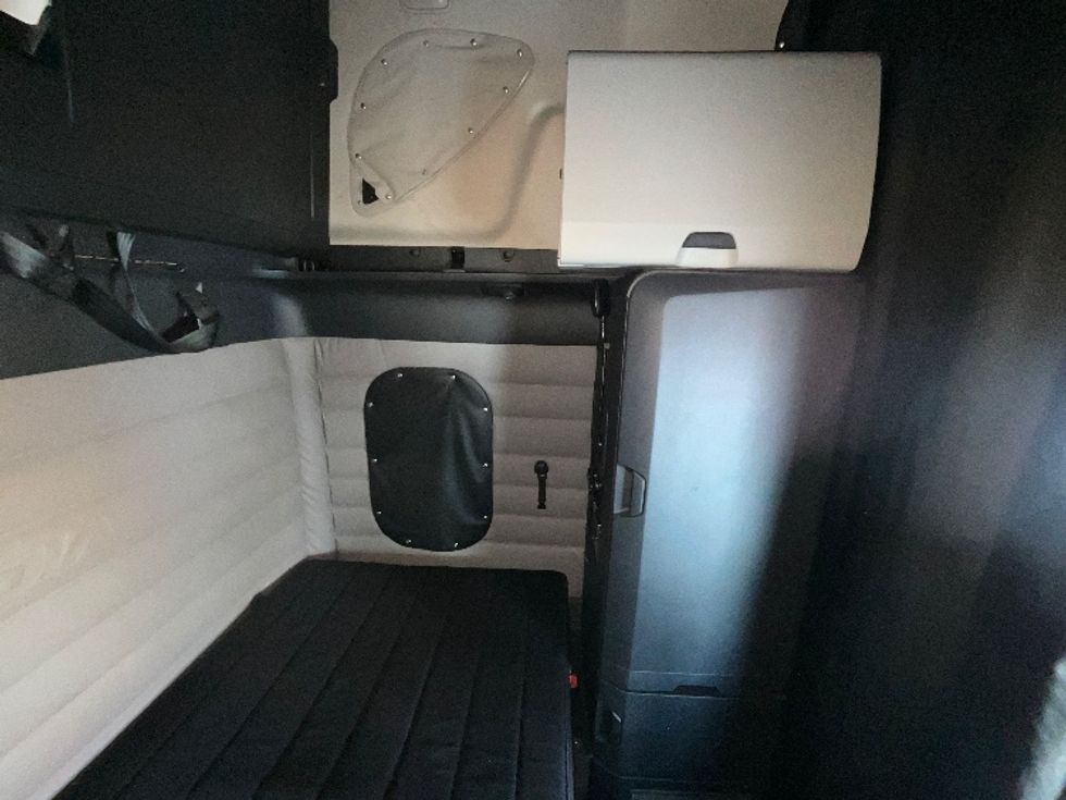 Sleeper Tractor-Heavy Duty Tractors-Freightliner-2019-T12664ST-Cambridge-ON-1,027,501\n\t\tkm-$ 59,000 - Image 18