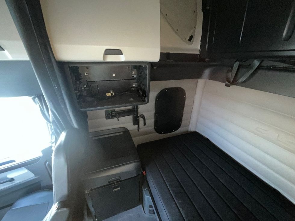 Sleeper Tractor-Heavy Duty Tractors-Freightliner-2019-T12664ST-Cambridge-ON-1,027,501\n\t\tkm-$ 59,000 - Image 19