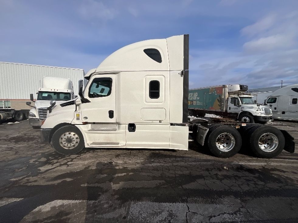 Sleeper Tractor-Heavy Duty Tractors-Freightliner-2019-T12664ST-Cambridge-ON-1,027,501\n\t\tkm-$ 59,000 - Image 4