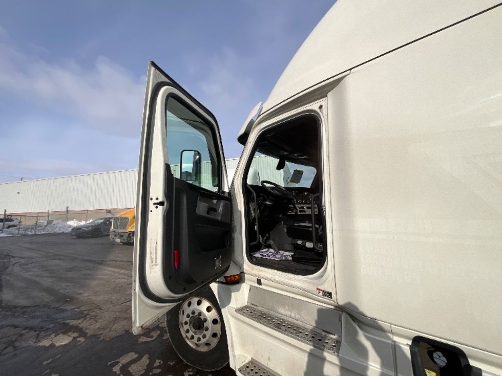 Sleeper Tractor-Heavy Duty Tractors-Freightliner-2019-T12664ST-Cambridge-ON-1,027,501\n\t\tkm-$ 59,000 - Image 9
