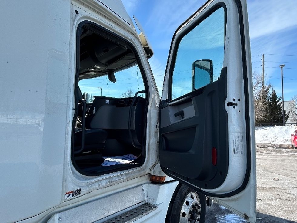 Sleeper Tractor-Heavy Duty Tractors-Freightliner-2019-T12664ST-Cambridge-ON-1,029,585\n\t\tkm-$ 59,000 - Image 13