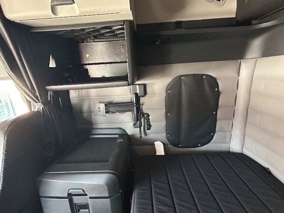 Sleeper Tractor-Heavy Duty Tractors-Freightliner-2019-T12664ST-Cambridge-ON-1,029,585\n\t\tkm-$ 59,000 - Image 19