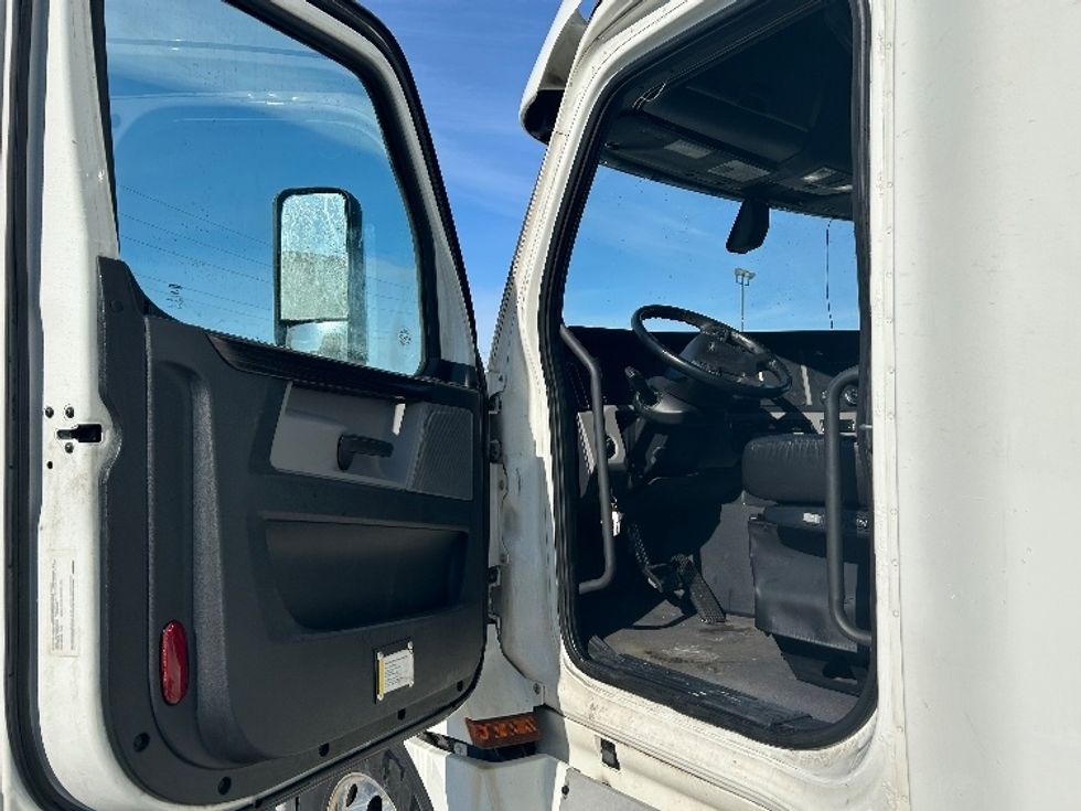 Sleeper Tractor-Heavy Duty Tractors-Freightliner-2019-T12664ST-Cambridge-ON-1,029,585\n\t\tkm-$ 59,000 - Image 9