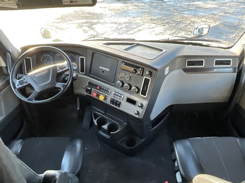 Sleeper Tractor-Heavy Duty Tractors-Freightliner-2019-T12664ST-Cambridge-ON-1,037,037\n\t\tkm-$ 58,500 - Image 12