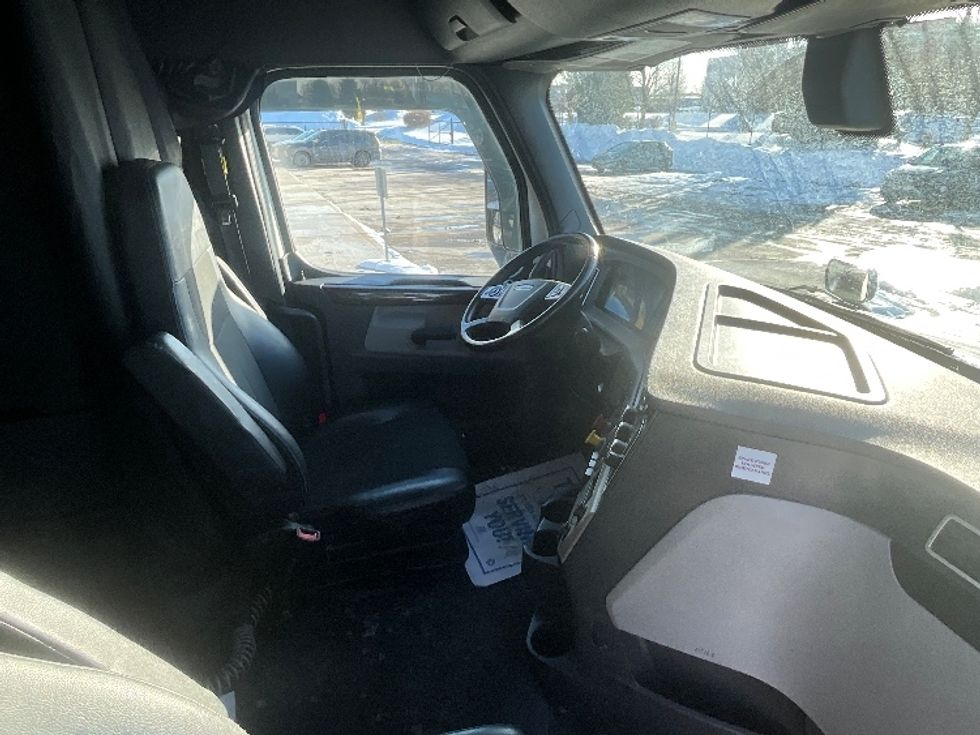 Sleeper Tractor-Heavy Duty Tractors-Freightliner-2019-T12664ST-Cambridge-ON-1,037,037\n\t\tkm-$ 58,500 - Image 15