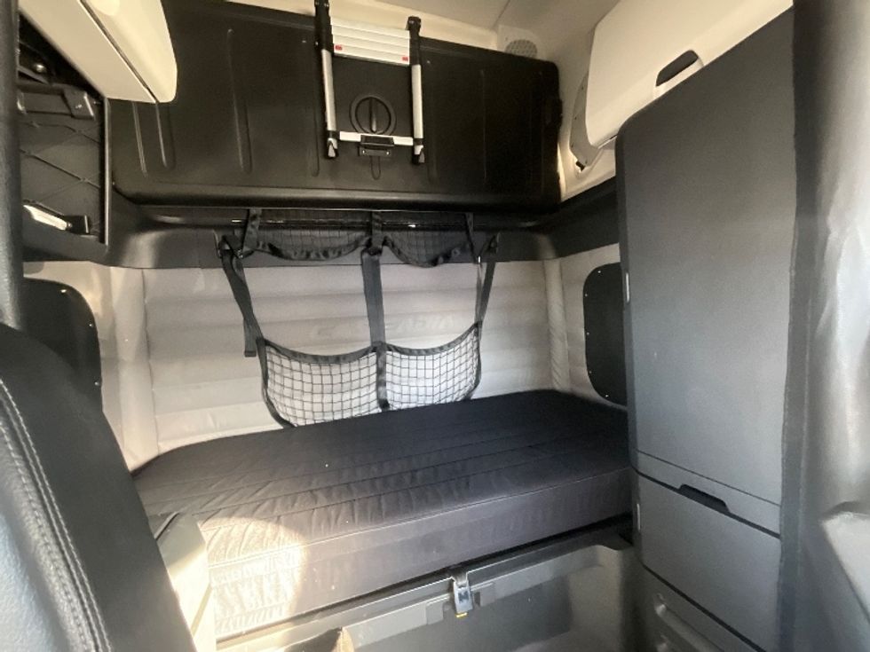 Sleeper Tractor-Heavy Duty Tractors-Freightliner-2019-T12664ST-Cambridge-ON-1,037,037\n\t\tkm-$ 58,500 - Image 16