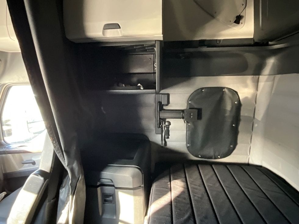 Sleeper Tractor-Heavy Duty Tractors-Freightliner-2019-T12664ST-Cambridge-ON-1,037,037\n\t\tkm-$ 58,500 - Image 19