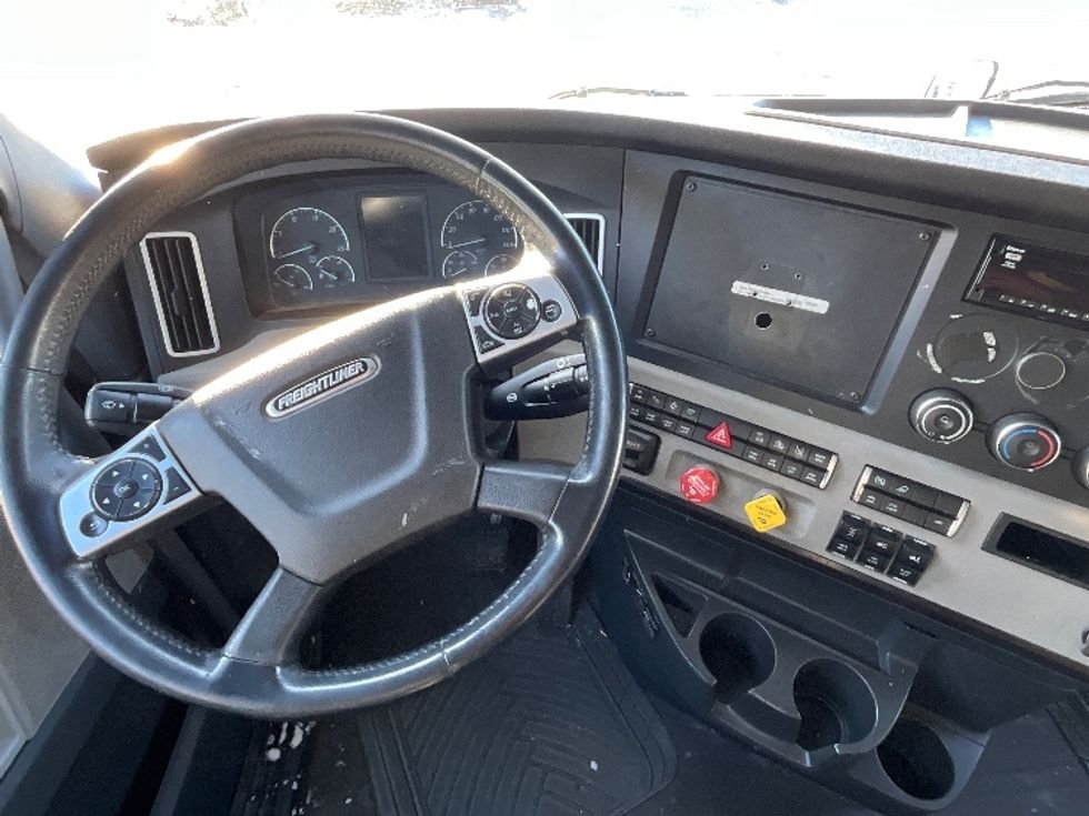 Sleeper Tractor-Heavy Duty Tractors-Freightliner-2019-T12664ST-Cambridge-ON-1,037,038\n\t\tkm-$ 58,500 - Image 11