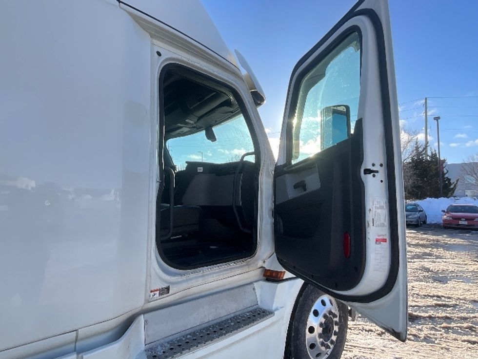 Sleeper Tractor-Heavy Duty Tractors-Freightliner-2019-T12664ST-Cambridge-ON-1,037,038\n\t\tkm-$ 58,500 - Image 13