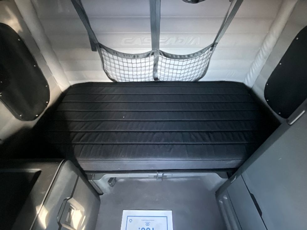 Sleeper Tractor-Heavy Duty Tractors-Freightliner-2019-T12664ST-Cambridge-ON-1,037,038\n\t\tkm-$ 58,500 - Image 17